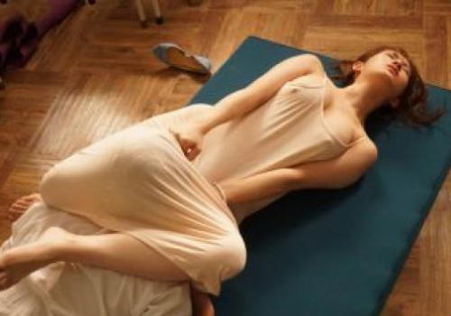 Cô giáo quyến rũ khiến cậu học trò thèm khát cưỡng hiếp