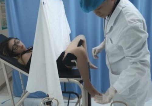 Em tuổi teen đi khám bướm gặp phải bác sĩ nứng chim