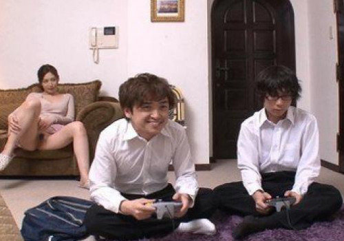 Mải mê chơi game mà không hay biết thằng bạn thân đang chén mẹ mình